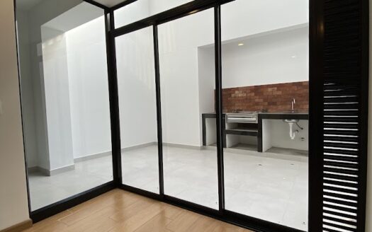 SE VENDE DEPARTAMENTO FLAT DE 3 DORMITORIOS CON SU PATIO PRIVADO